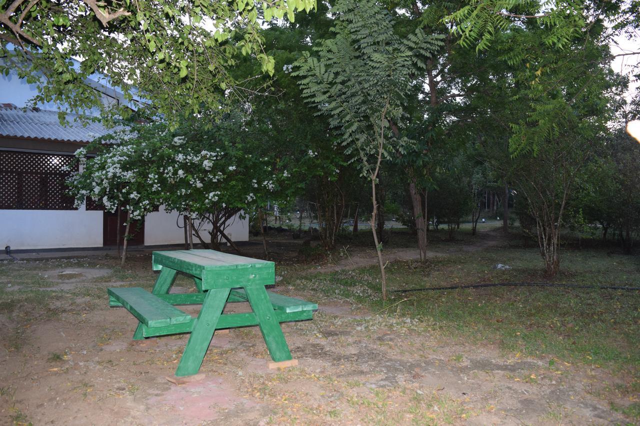 Lavish Eco Jungle Hotel Tissamaharama Buitenkant foto